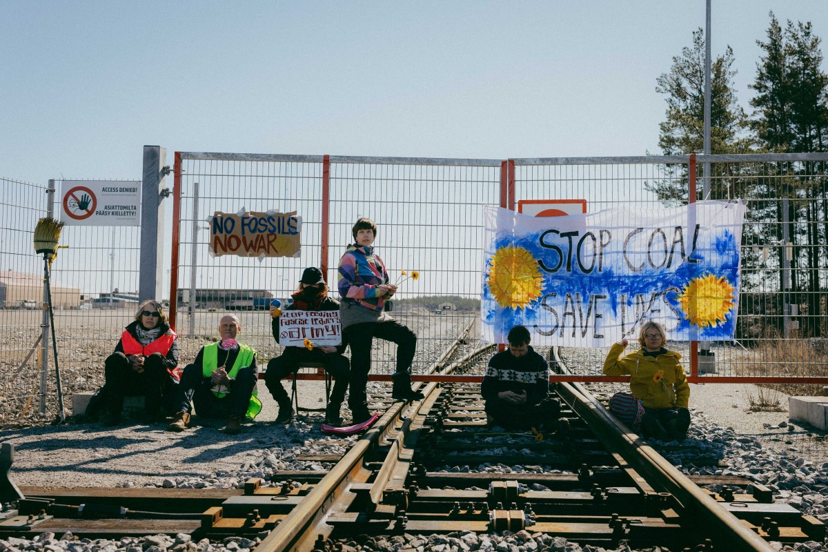 Elokapinan ja Greenpeacen aktivistit ovat Hangon Koverharin sataman portilla tavoitteenaan estää venäläisen hiilijunan matka satamaan