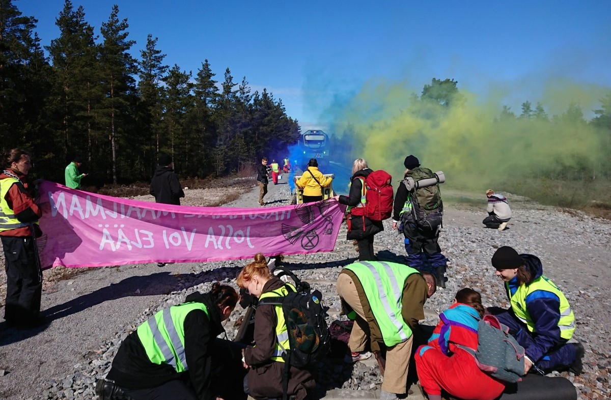 Greenpeace- och Elokapina-aktivister har stoppat ett tåg som transporterar ryskt kol till hamnportet i Koverhar, Hangö