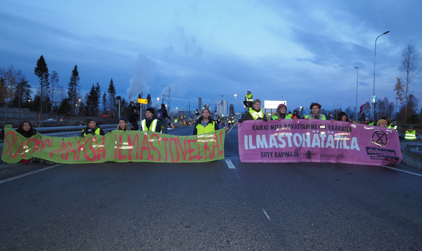 Elokapina on aloittanut protestin Kemissä Metsä Groupin tehtaan rakennustyömaalla – vaatii yhtiötä vähentämään metsähakkuita ja maksamaan luontohaitoista