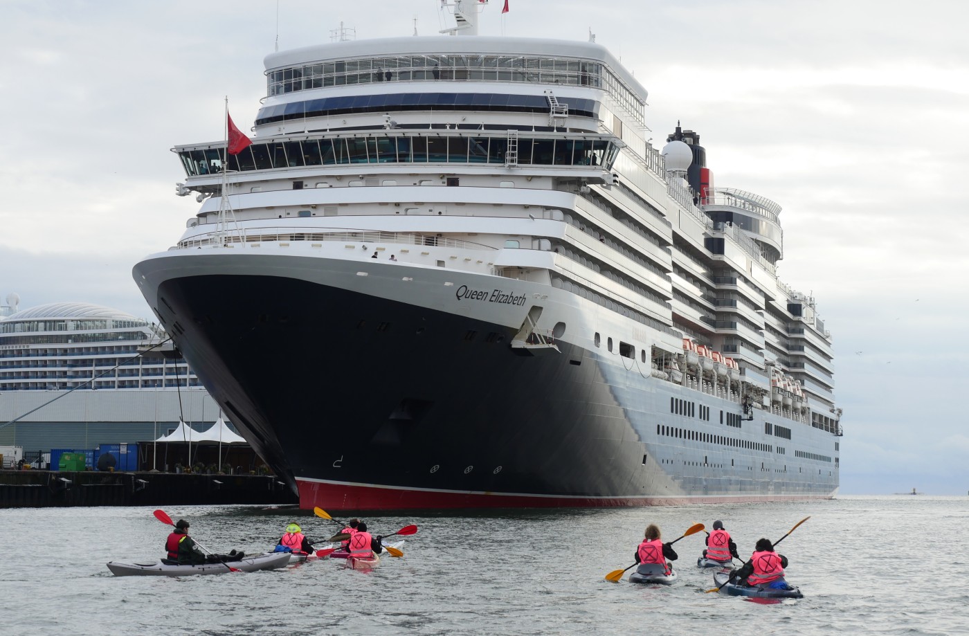 Elokapinan Queen Elizabeth -risteilijän vuonna 2019 pysäyttäneet melojat saivat tuomion Helsingin käräjäoikeudessa