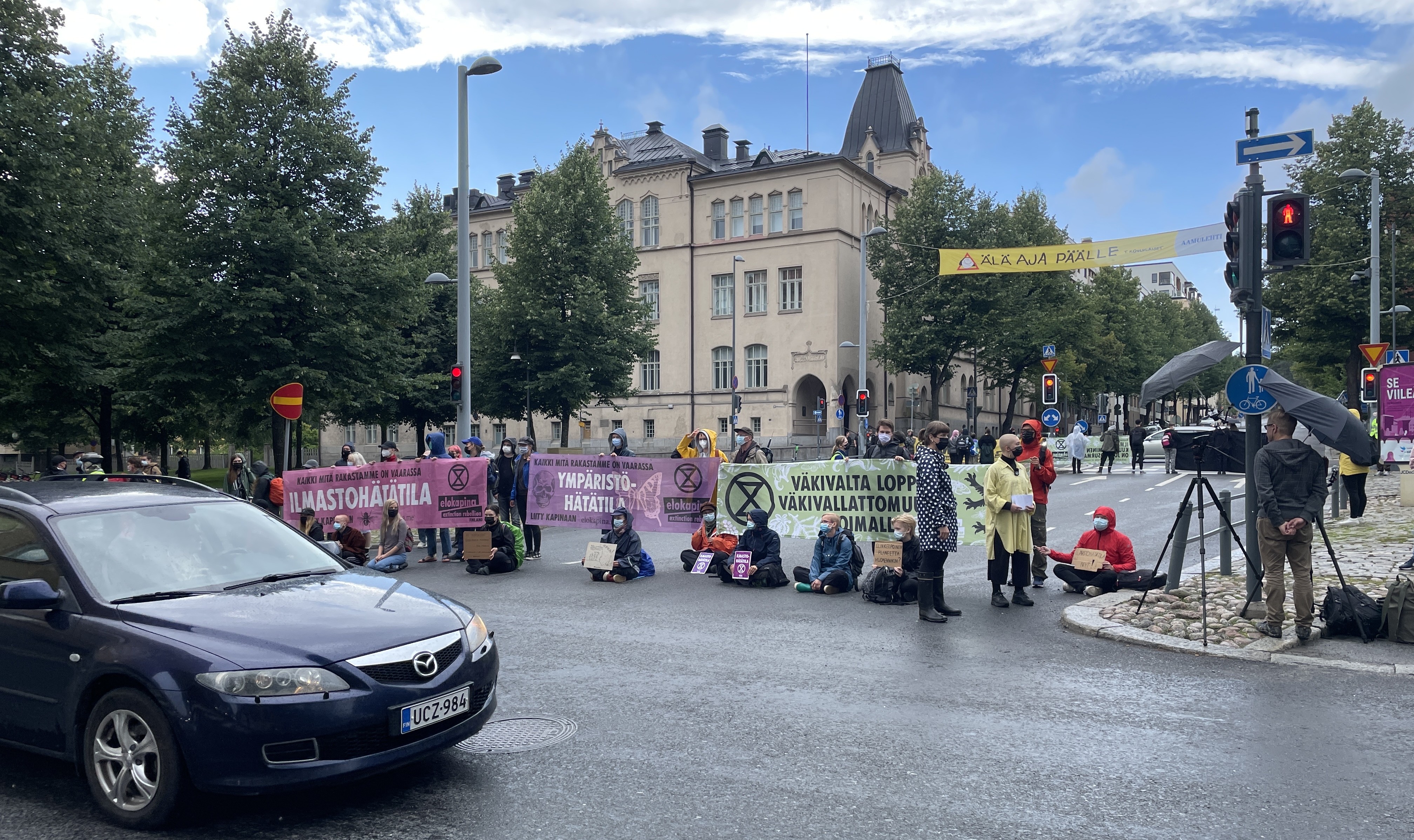 Elokapina on katkaissut liikenteen Tampereella vaatiakseen hallitukselta ripeämpiä ilmastotoimia